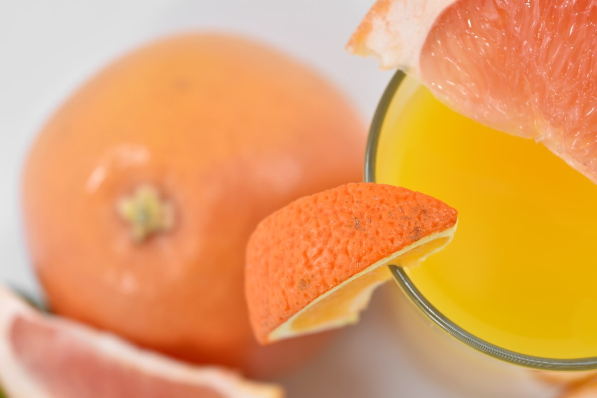 Сок апельсиновой цедры. Мандариновый сок. Коктейль в апельсиновой кожуре. Сочные мандарины и сок. Коктейль с мандарином.