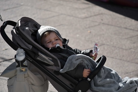 bebé, carro, equipamiento, vertical, vista lateral, niño, calle, al aire libre, chico, chaqueta