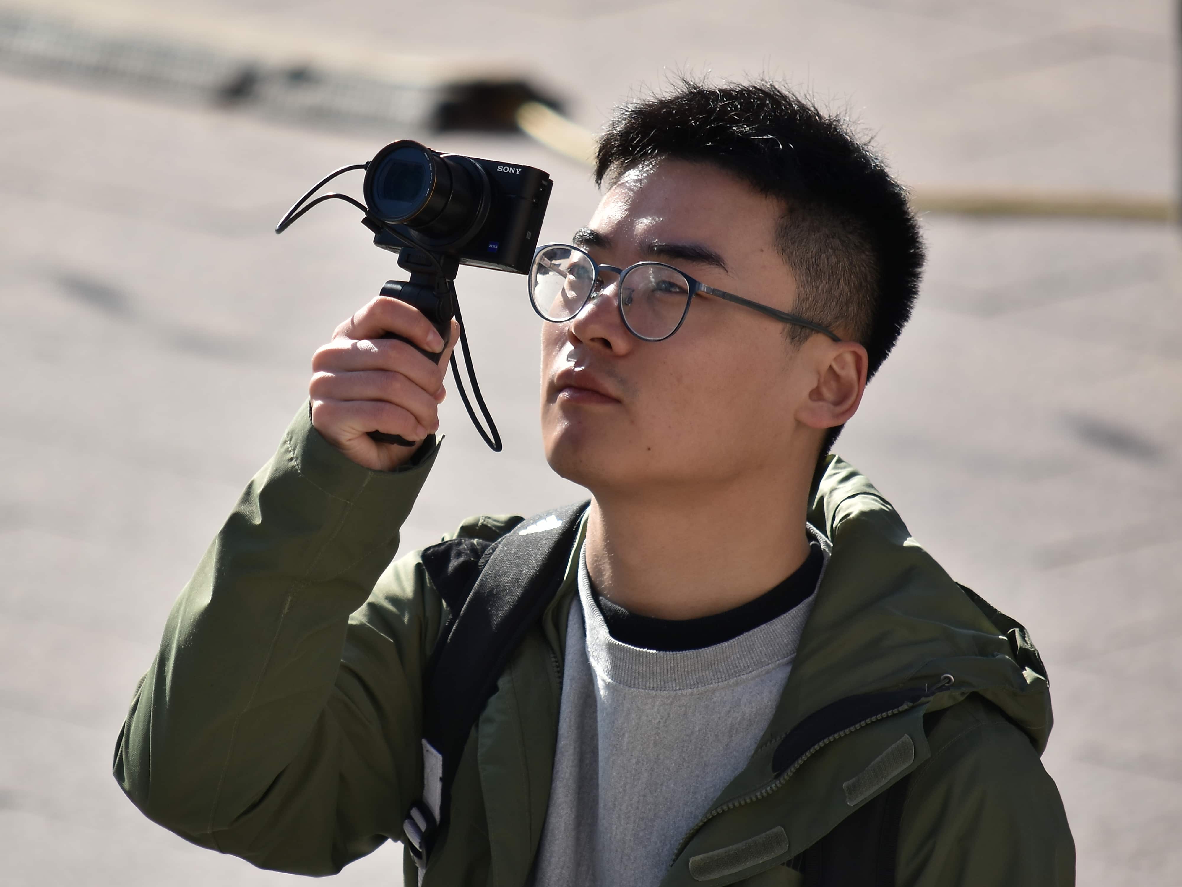 Старший вид. Китаец с фотоаппаратом. Китаец с камерой. Камеры в Китае. Китай камеры лица.