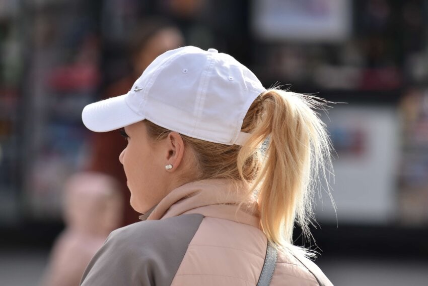 무료 사진 금발 머리 우아함 화려한 모자 예쁜 소녀 스포츠 여자 사람 거리 세로 
