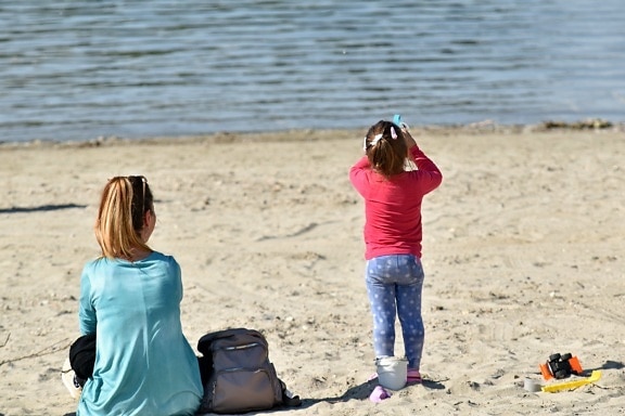 Bãi biển, con gái, mẹ, làm mẹ, Cát, thời gian mùa hè, kết với nhau, Cô bé, trẻ em, vui vẻ