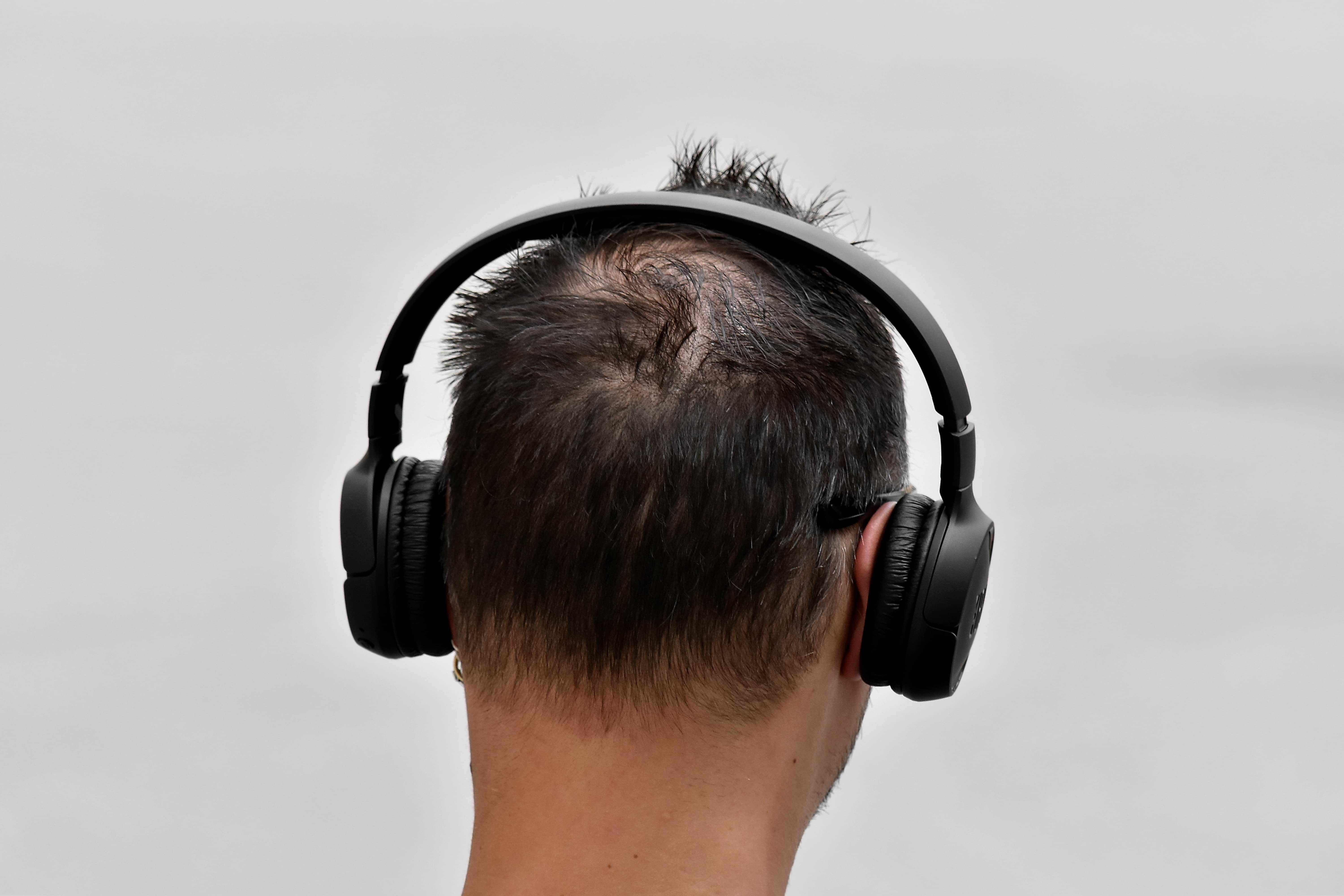 フリー写真画像 髪型 ヘッドフォン リスニング モダンです 音楽 音 ステレオ 都市 男 ヘッドセット