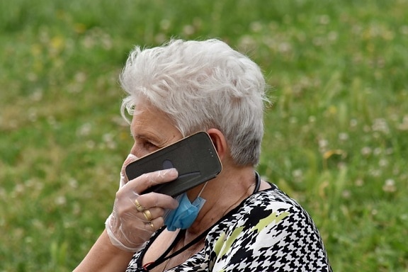 Coronavirus, ältere Menschen, Gesichtsmaske, Handschuhe, Großmutter, Mobiltelefon, Porträt, Telekommunikations, schnurloses Telefon, Frau