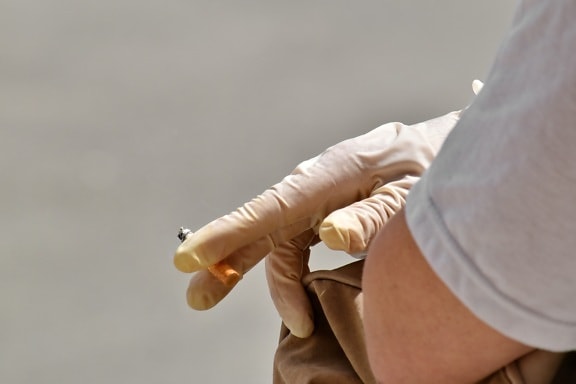 γάντια, υγειονομική περίθαλψη, λατεξ, προστασία, καπνός, τσιγάρο, κορωνοϊός, COVID-19, δάχτυλο, χέρι