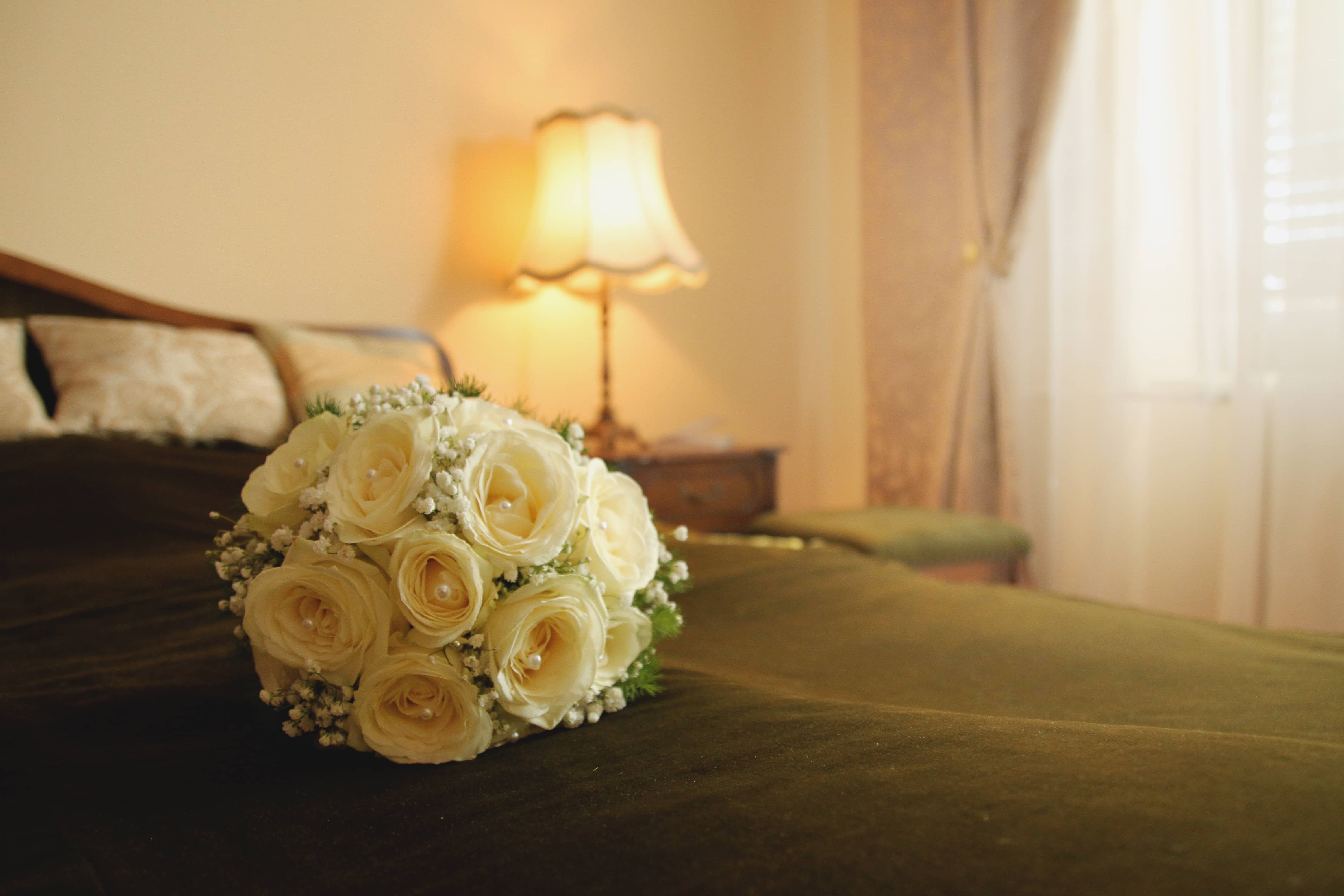 フリー写真画像 寝室 花束 ホテル 室内装飾 インテリア デザイン ランプ 装飾 花 配置 結婚式