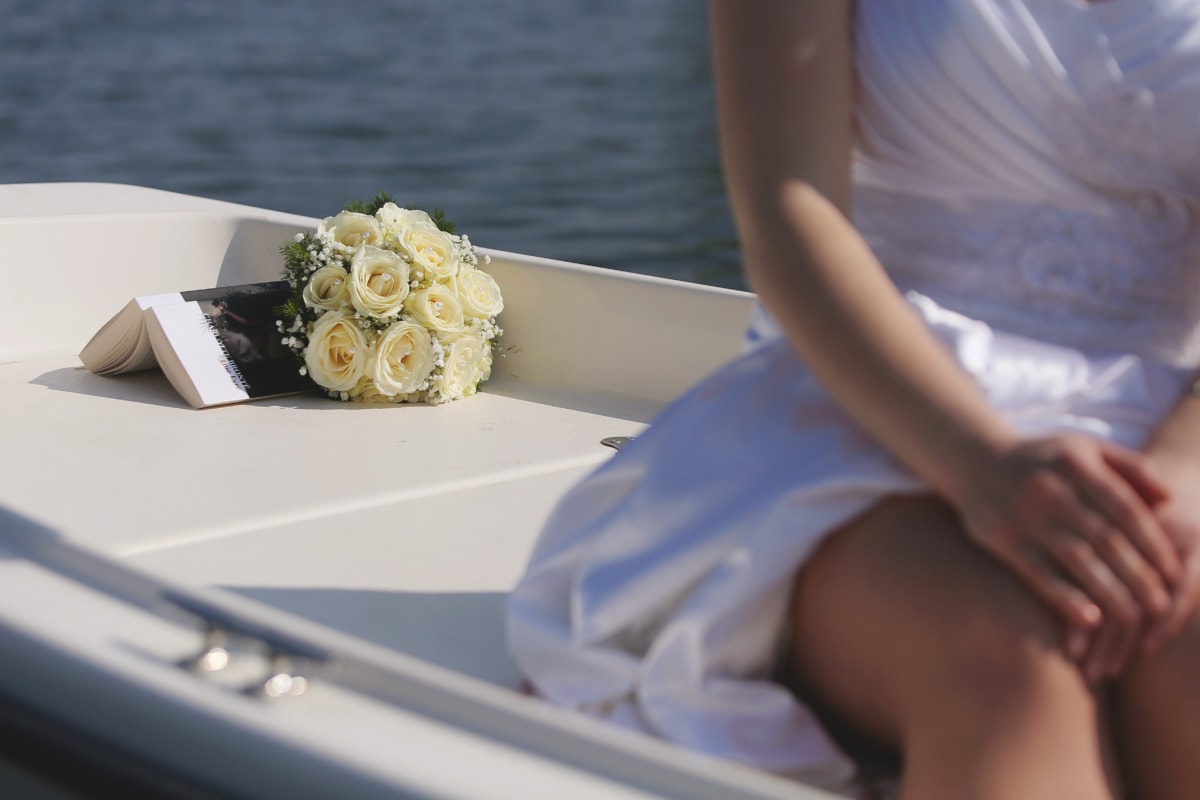 βάρκα, βιβλίο, τα χέρια, όμορφος, γόνατο, όμορφο κορίτσι, μπουκέτο, νύφη, λουλούδι, Γάμος