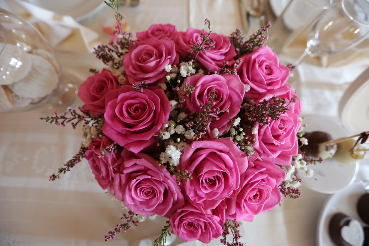 ช่อดอกไม้, พิธี, ดอกกุหลาบ, ผ้าปูโต๊ะ, บนโต๊ะอาหาร, โรแมนติก, งานแต่งงาน, ความรัก, กุหลาบ, จัดเรียง