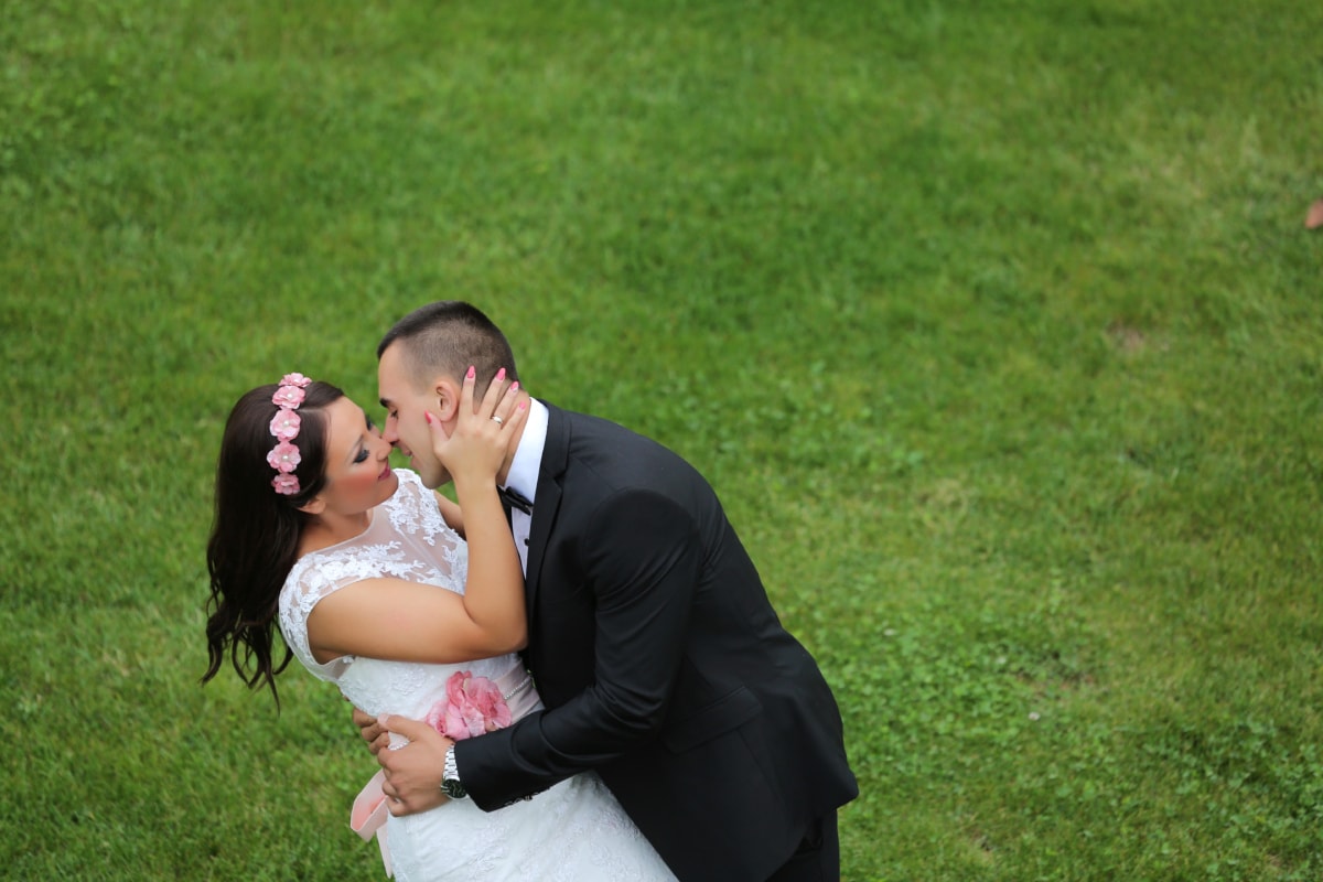 наслада, прегръдка, Целувка, мъж, хубаво момиче, костюм, младоженеца, двойка, сватба, трева