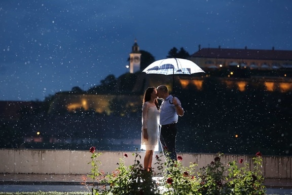 večer, bozk, pobozkať, láska, mesačný svit, krásne dievča, dážď, romantické, dáždnik, vonku, letné