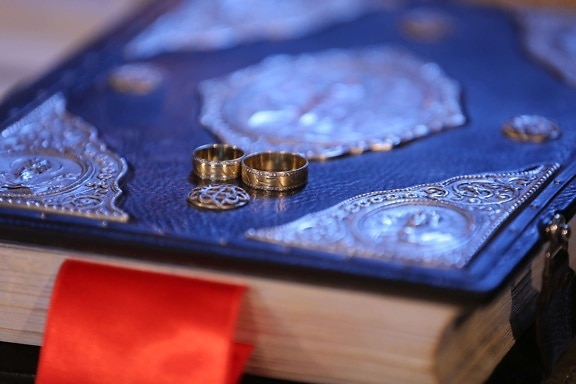 livre, cérémonie, Détails, engagement, Or, lueur dorée, anneaux, bague de mariage, bijoux, nature morte