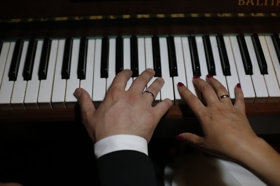 δάχτυλο, τα χέρια, μουσική, μουσικός, πιανίστας, πιάνο, Ρομαντικό, συντροφικότητα, σε όρθια θέση, μέσο