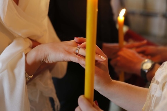 При свечах, свечи, Церемония, палец, руки, любовь, брак, Свадьба, обручальное кольцо, рука