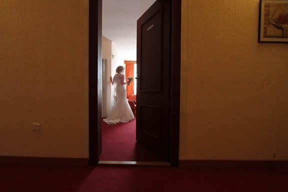 døren, foran døren, hotel, Smuk pige, værelse, bryllup, møbler, interiør, soveværelse, lys