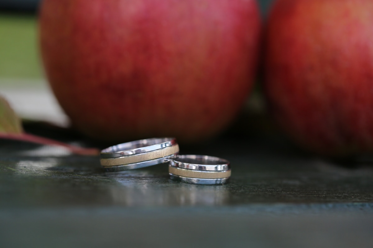 manzana, manzanas, contacto directo, oro, resplandor de oro, amor, metal, objeto, anillos, romántica