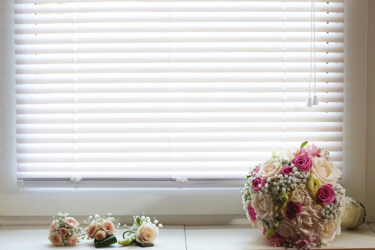 bouquet, romantica, finestra, davanzale, fiori, fiore, matrimonio, decorazione, angolo, interni