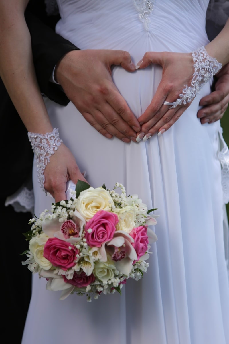 kytice, nevěsta, ruce, štěstí, srdce, manžel, láska, těhotenství, těhotná, manželka
