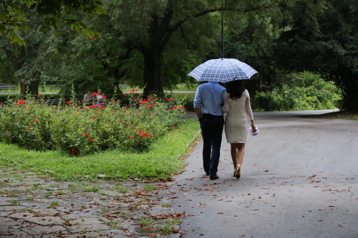 nevesta, muž, park, dážď, chôdza, svadobná kytica, svadobné šaty, ľudia, dáždnik, dievča