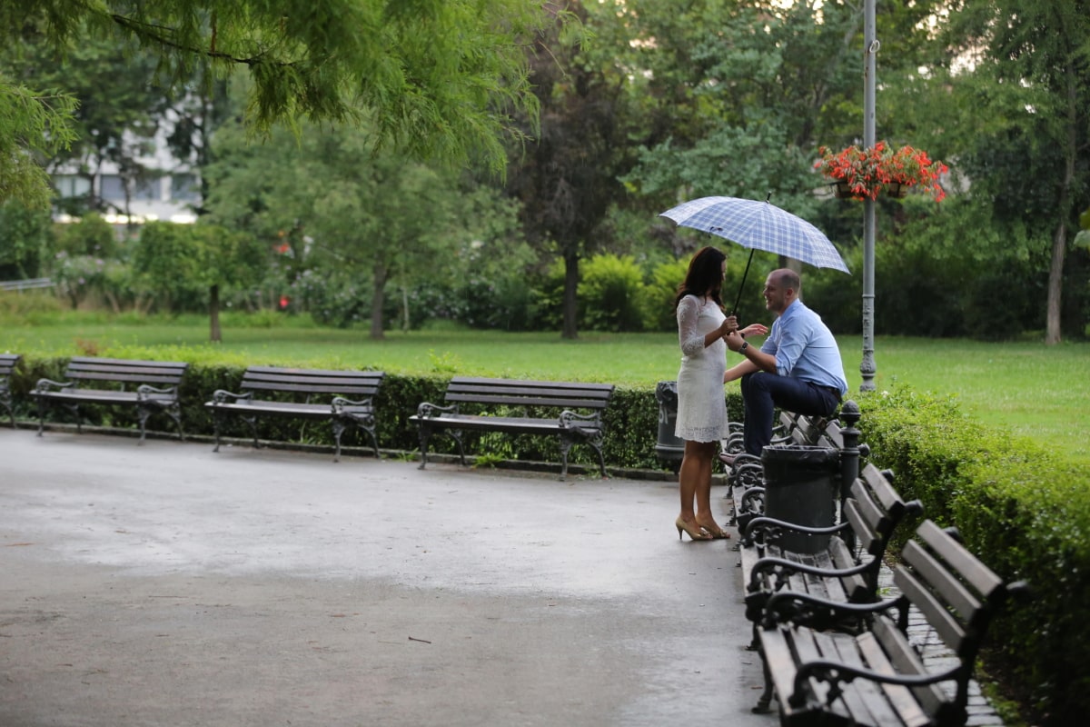 пейка, комуникация, двойка, градина, радост, хубаво момиче, дъжд, чадър, градска зона, сватбена рокля