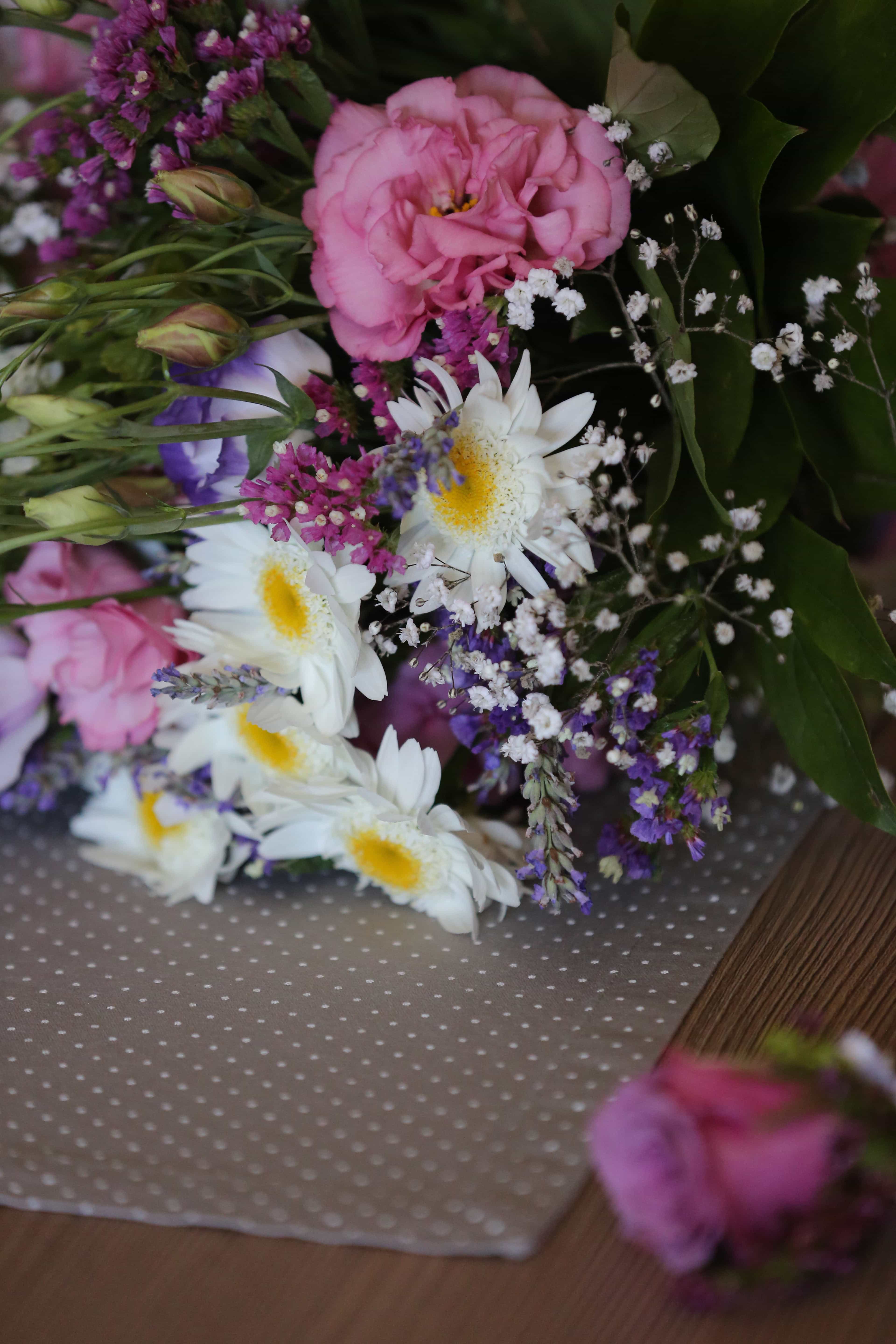 Бесплатное изображение: букет, стол, розы, Тысячелистник обыкновенный,украшения, розовый, цветы, цветок, композиция, завод