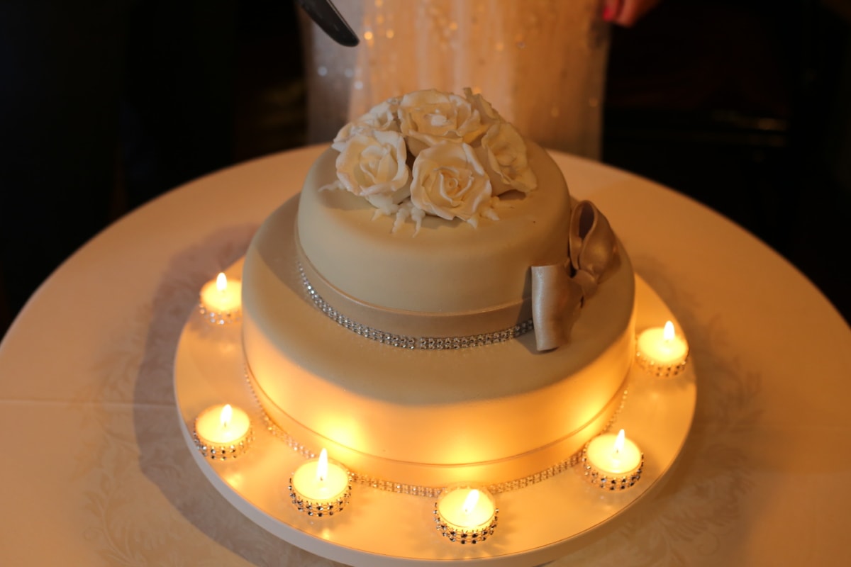 κερί, φως των κεριών, κεριά, Ρομαντικό, Γάμος, γαμήλια τούρτα, κρέμα γάλακτος, κέικ, ζάχαρη, πολυτέλεια