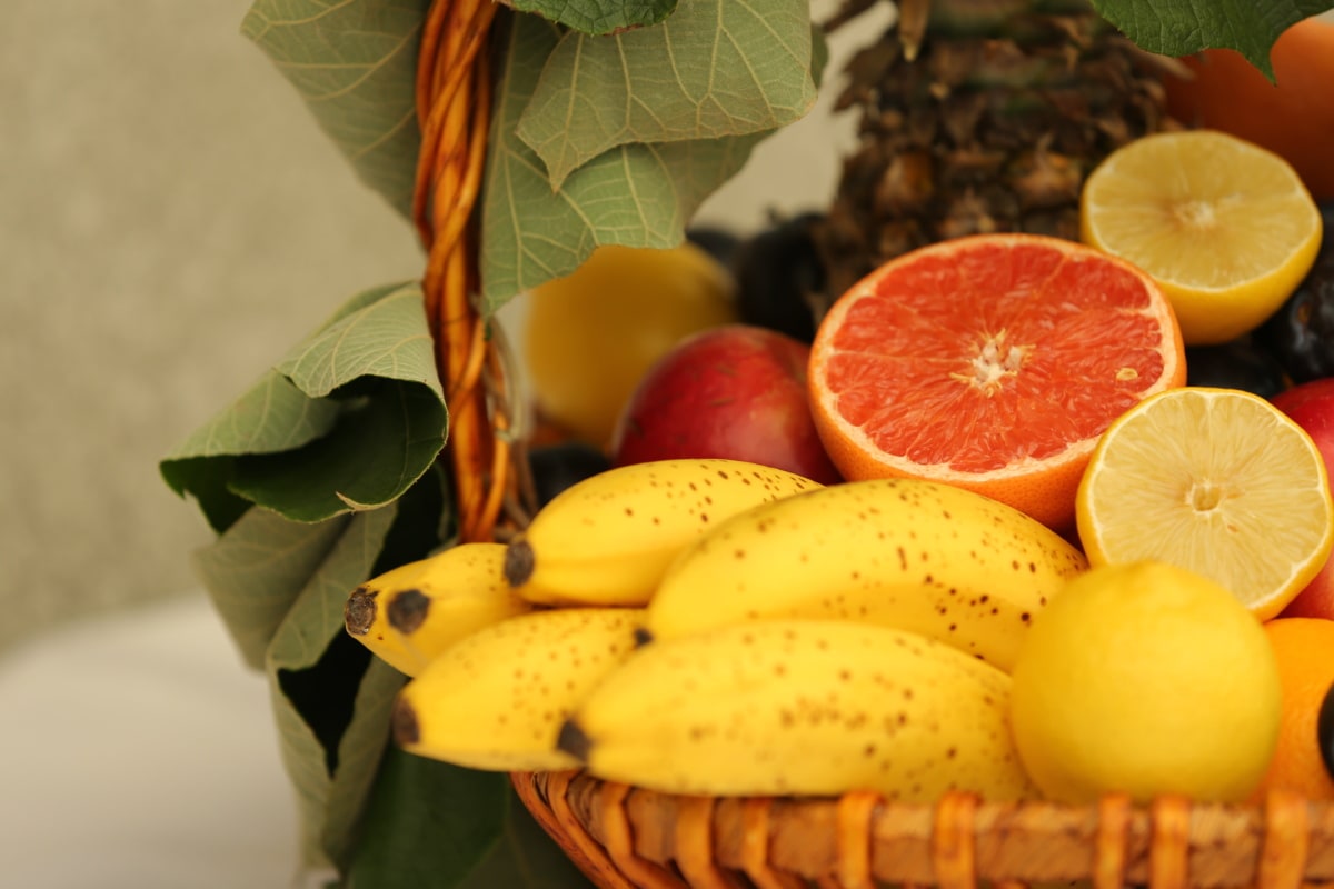 banana, レモン, オレンジの皮, パイナップル, 籐のバスケット, フルーツ, 柑橘類, オレンジ, 林檎, 健康的です