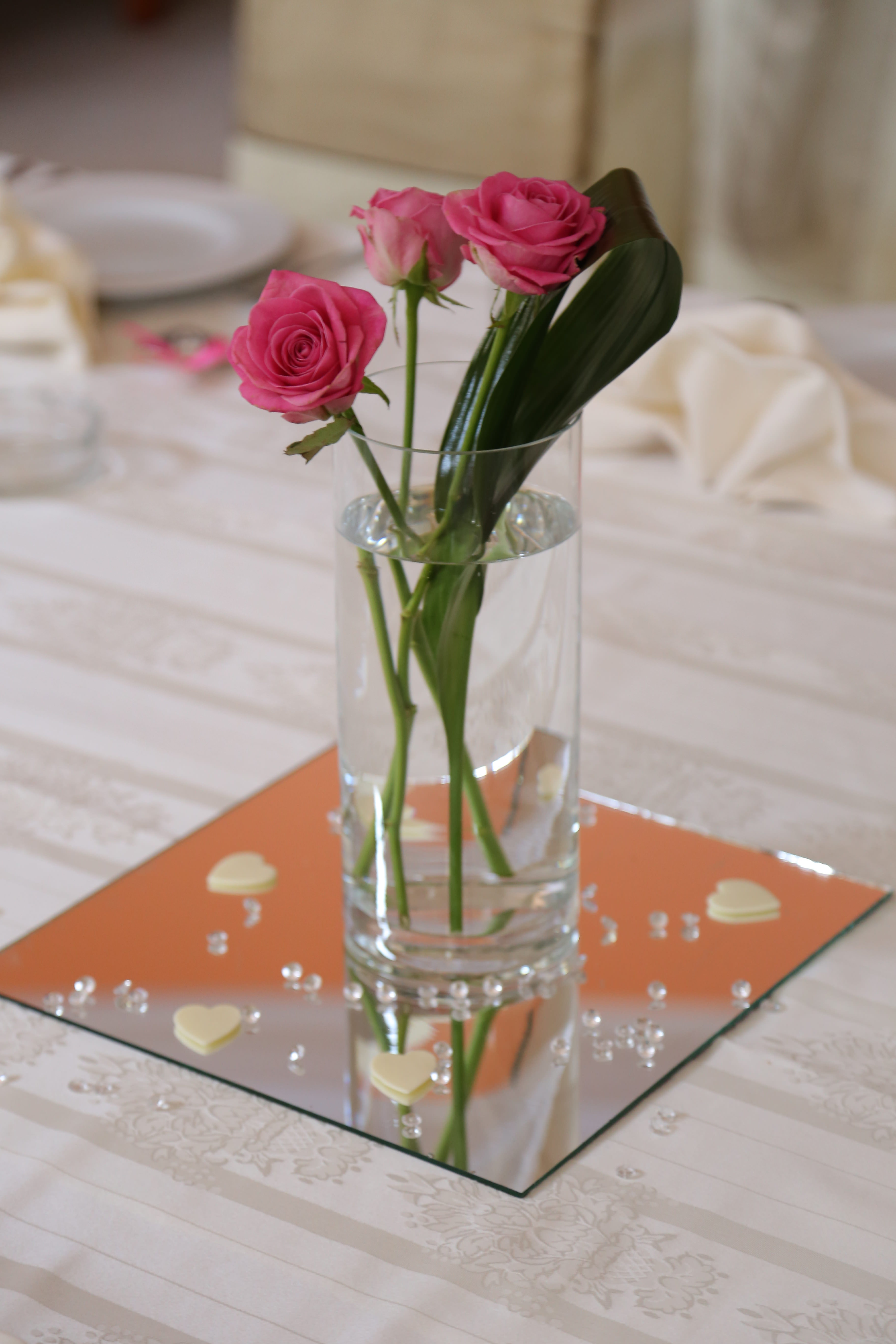 フリー写真画像 ダイニング エリア 水を飲む バラ テーブル クロス 食卓用食器類 花瓶 コンテナ ガラス 花束 結婚式