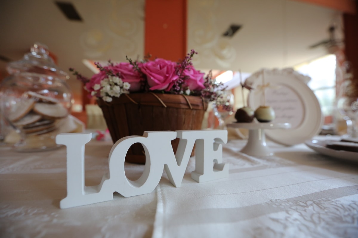 área de refeições, flor em botão, amor, sinal, toalha de mesa, utensílios de mesa, texto, cesta de vime, dentro de casa, design de interiores
