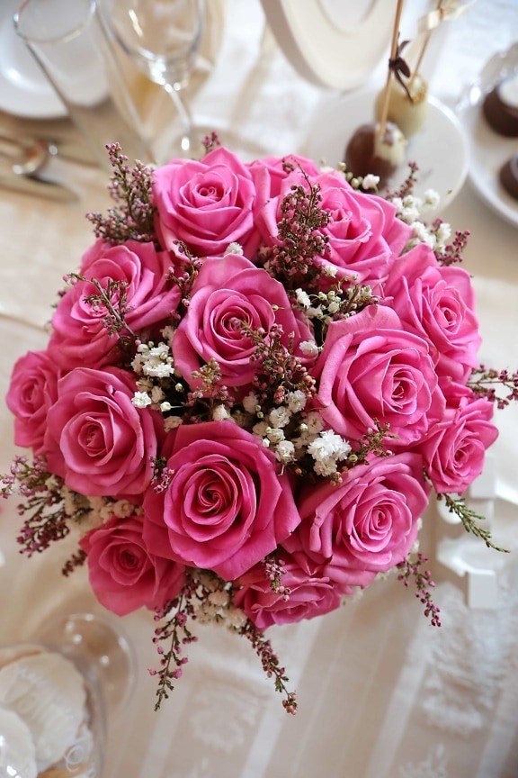 arrangement, bouquet, dining area, glassware, interior decoration, pinkish, tablecloth, roses, rose, romance