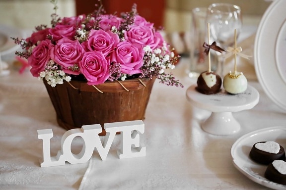 Pralinen, Dessert, Liebe, Romantik, Rosen, Symbol, Tischdecke, Text, Weidenkorb, Blume
