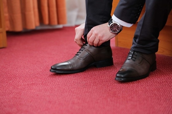 Geschäftsmann, Eleganz, elegant, Mode, Leder, Hose, Roter Teppich, Schuhe, Anzug, Armbanduhr