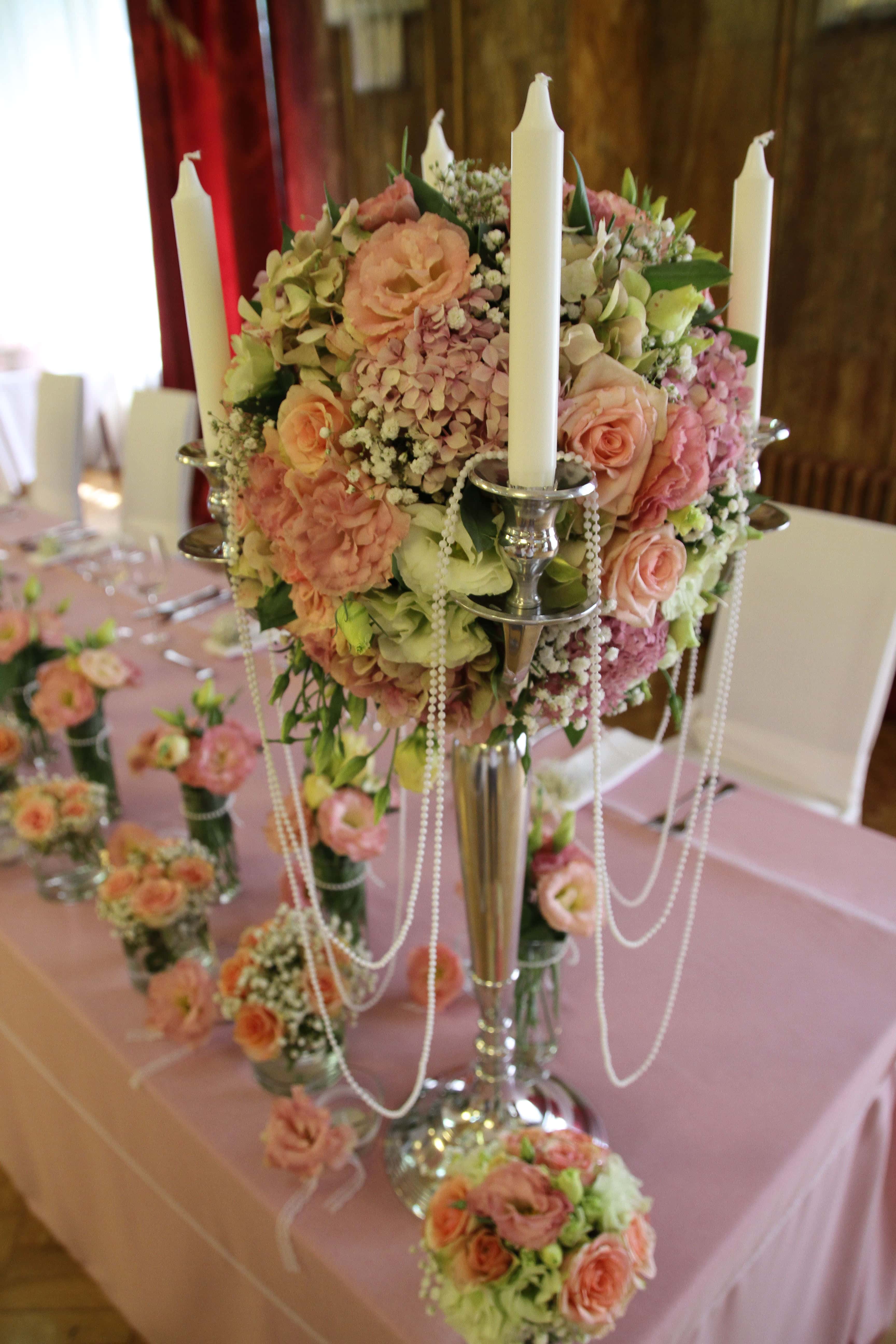 フリー写真画像 キャンドル ローソク足 室内装飾 結婚式 ウェディングブーケ 花束 装飾 配置 花瓶 花