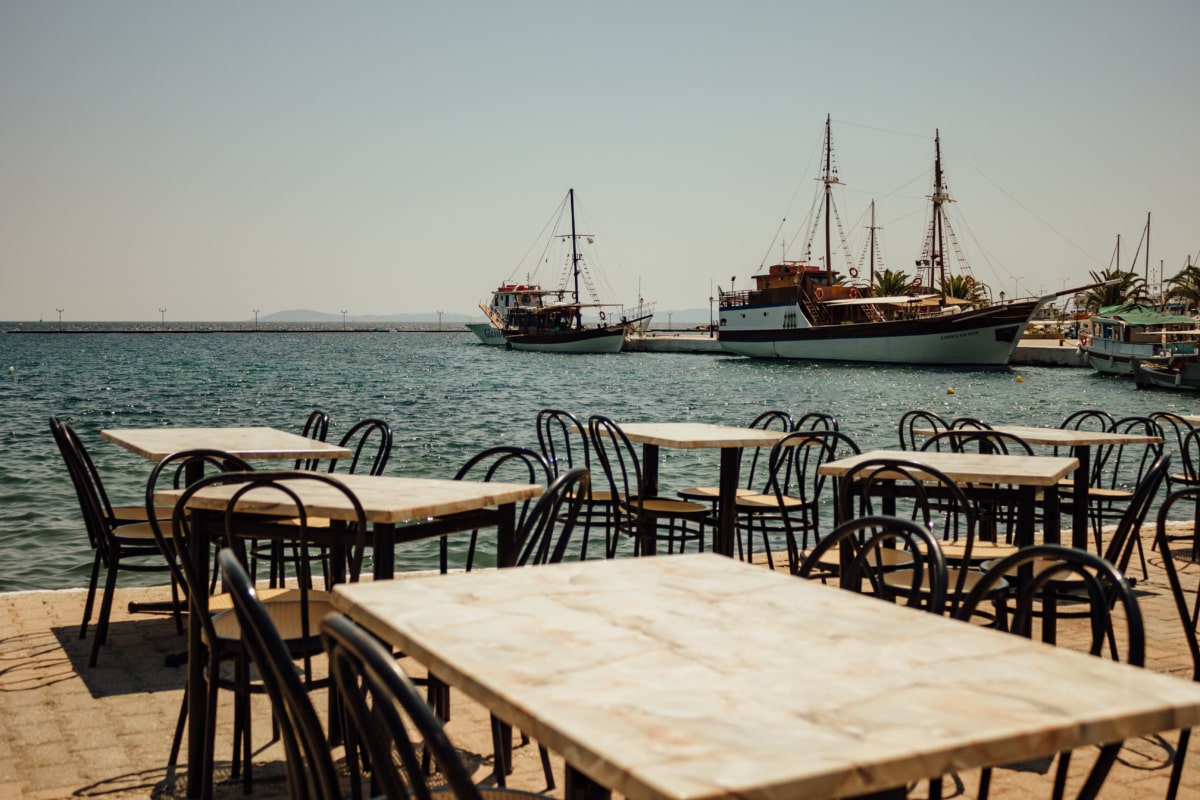 bukt, Yacht club, brygge, restaurant, Hellas, sommersesongen, stoler, vann, hav, båt