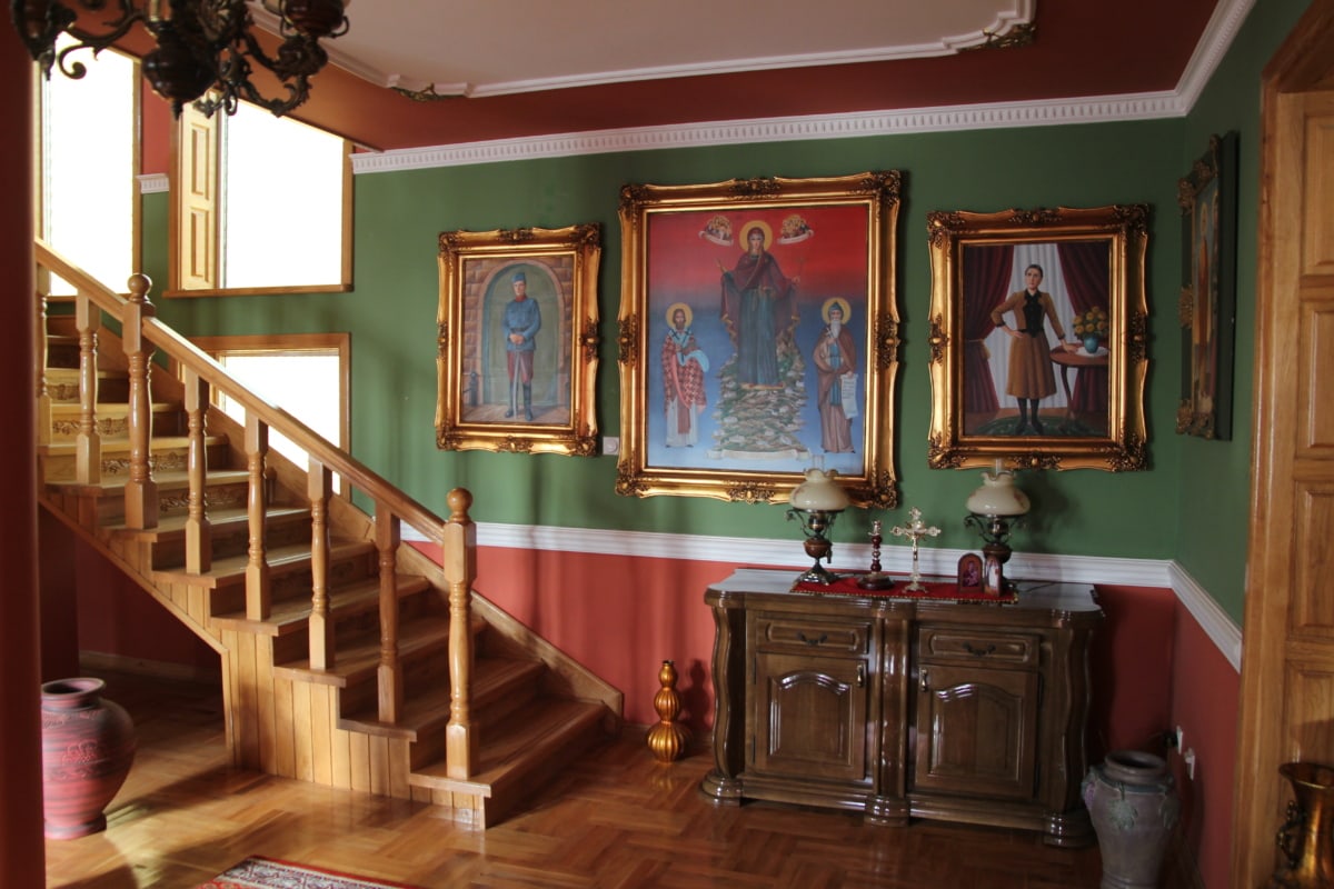 pravoslavlje, stubište, ikona, fina umjetnost, dnevni boravak, predsoblje, dizajn interijera, unutarnji prostor, soba, oltar