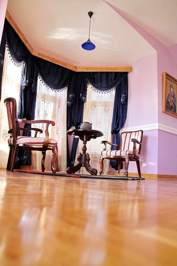 椅子, リビング ルーム, カーテン, バロック様式, 床, 寄せ木張り, 快適です, 家具, 座席, 部屋