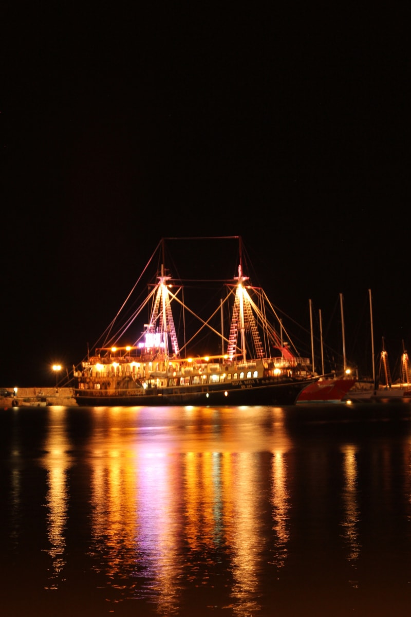 éjszaka, tengerjáró hajó, vitorlás hajó, kikötő, fények, város, vízparton, híd, folyó, víz