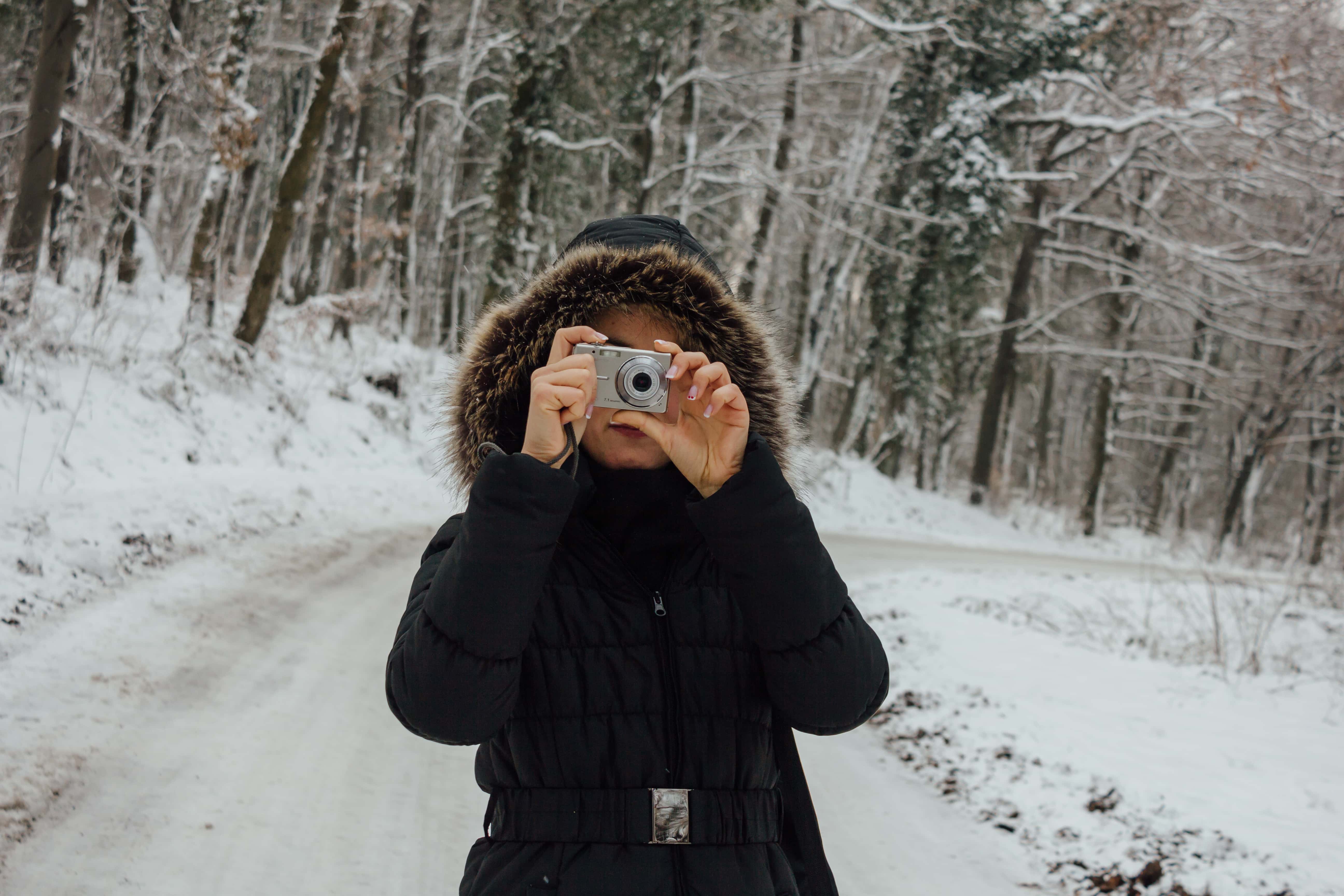 フリー写真画像 かわいい女の子 冬 写真家 デジタル カメラ ファッション 林道 雪 女の子 冷 スロープ