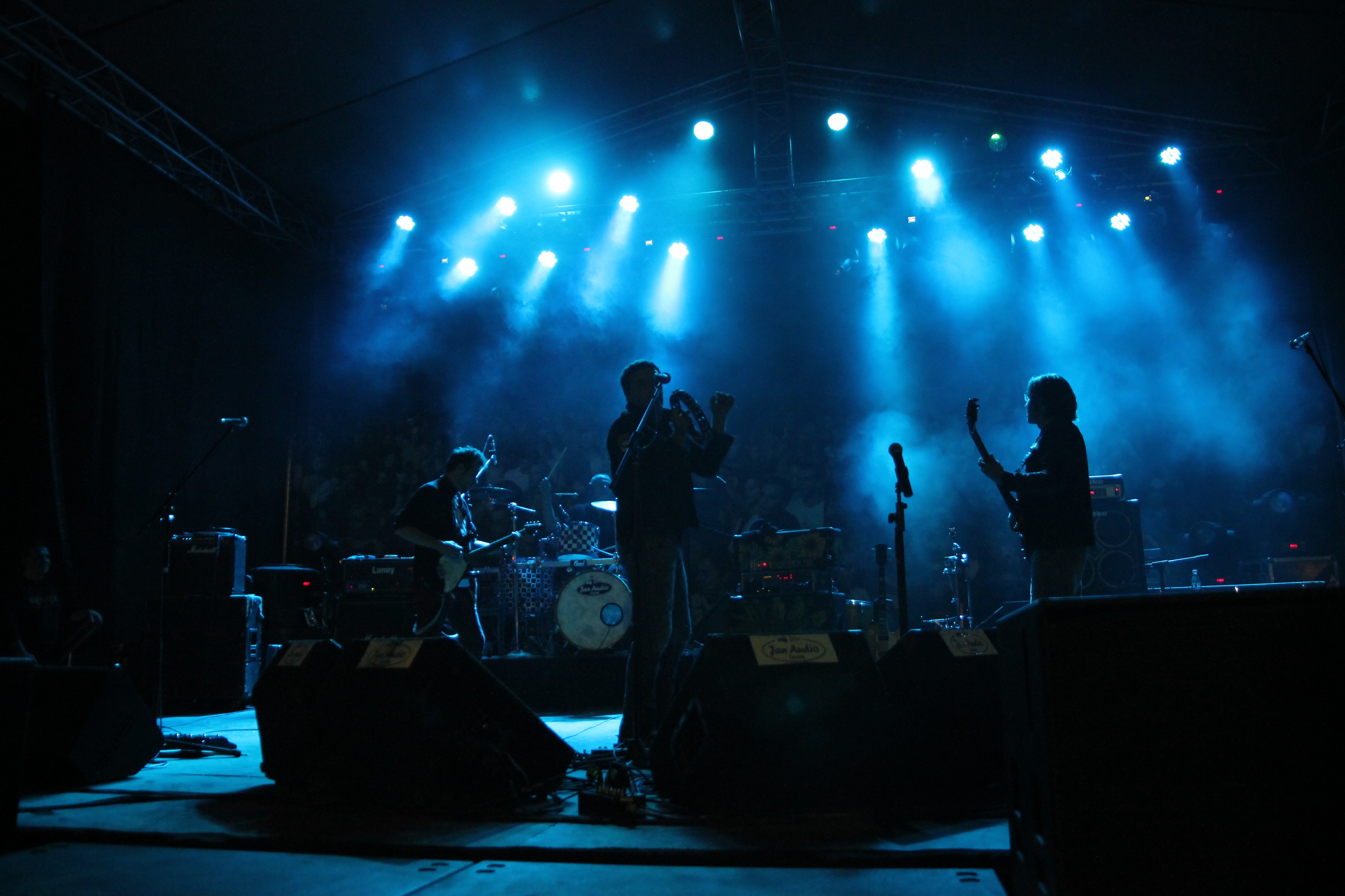フリー写真画像 ミュージシャン 歌 ロックコンサート コンサート 音楽 歌手 パフォーマンス バンド ステージ 祭