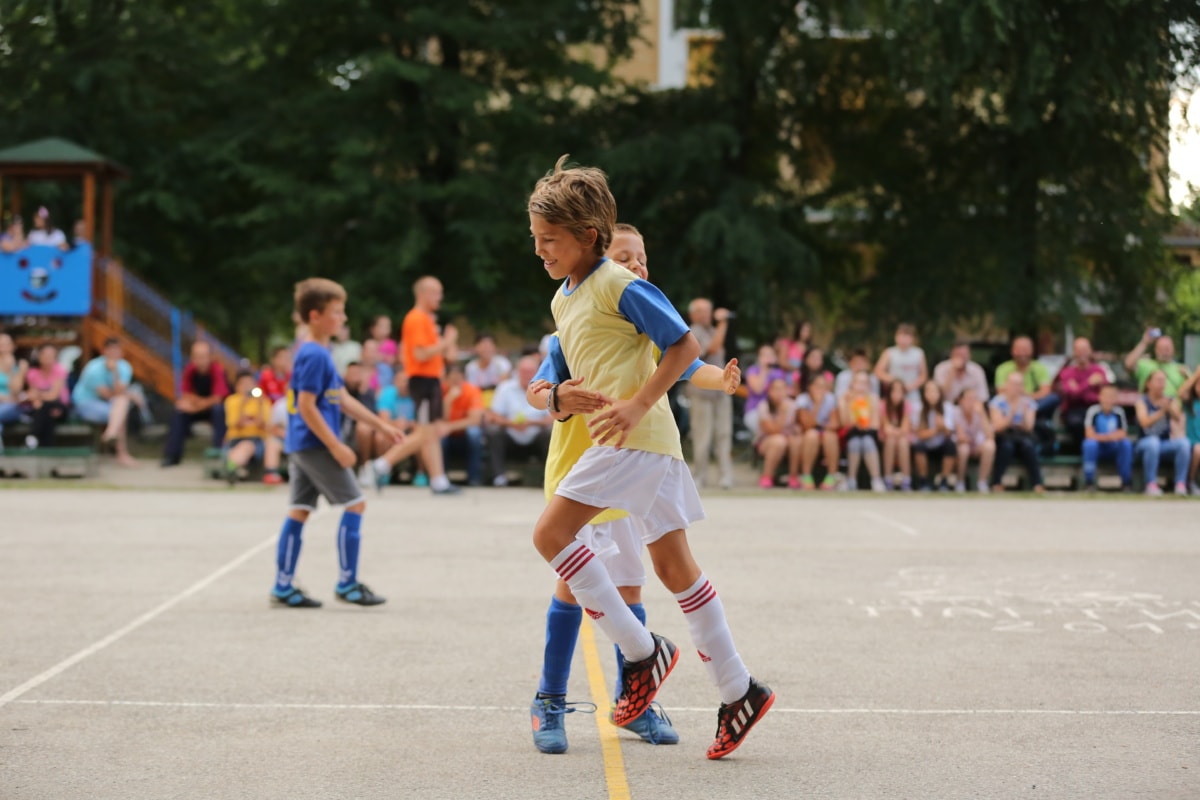 nogomet, zagrljaj, nogometaš, igra, osmijeh, timski rad, pobijeda, ljudi, dijete, trkač