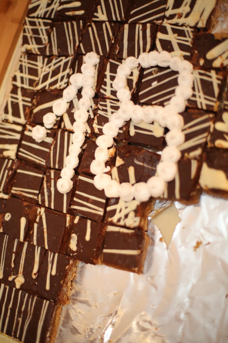chocolat, gâteau au chocolat, gâteau d’anniversaire, anniversaire, des chocolats, fermer, biscuits, crème, en détail, Détails
