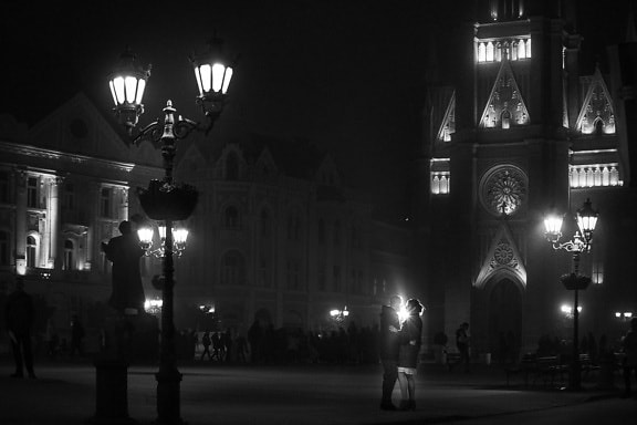 Cặp vợ chồng, kiểu Gothic, màu đen và trắng, bạn gái, bạn trai, đêm, Trung tâm thành phố, quảng trường, kiến trúc, ánh sáng