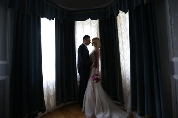 Hochzeit, Hochzeitskleid, Wohnzimmer, Ehefrau, Mann, Braut, Menschen, Vorhang, Fenster, Theater