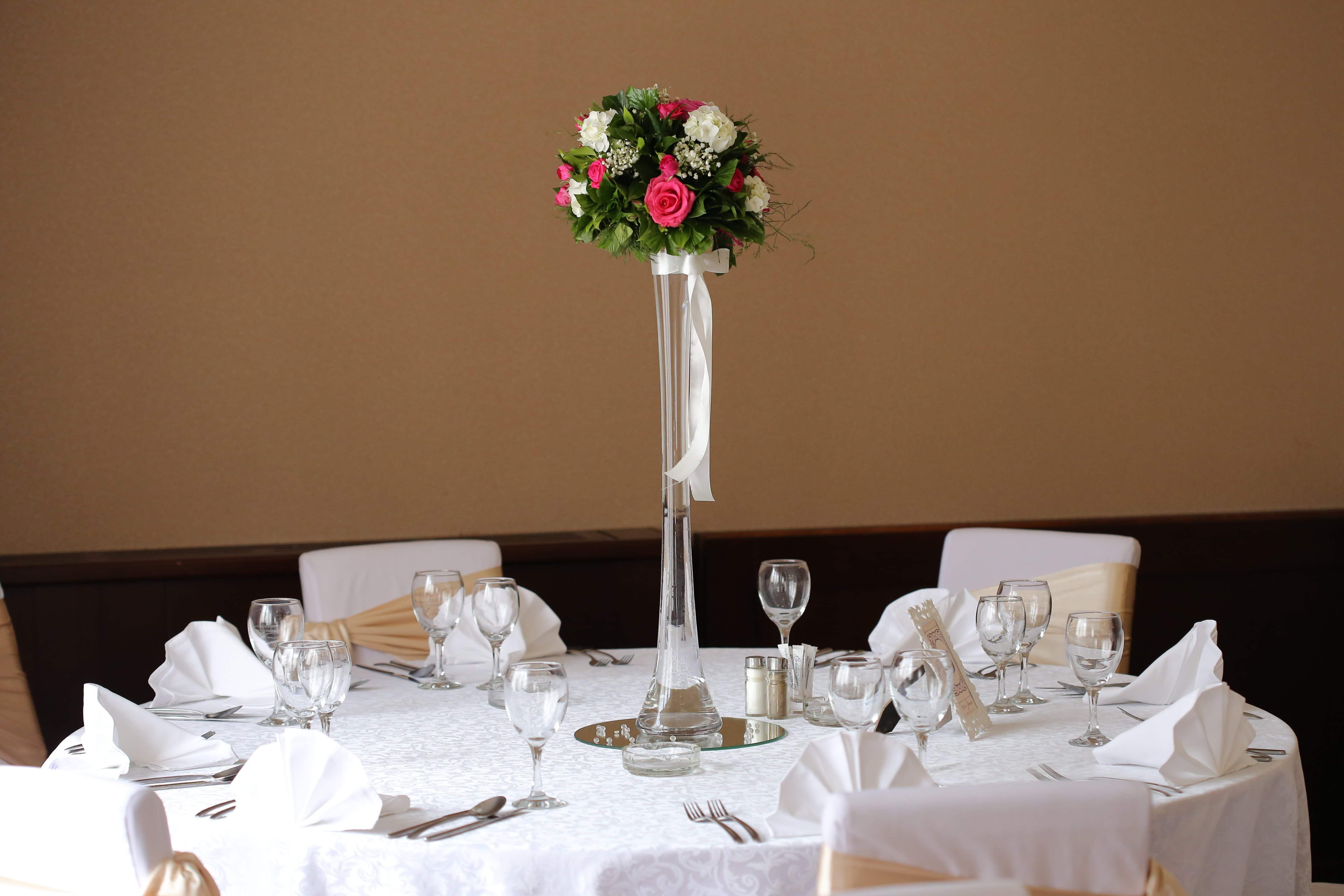 フリー写真画像 花瓶 ウェディングブーケ 夕食のテーブル ナプキン 部屋 結婚式 インテリア 家具 テーブル 花