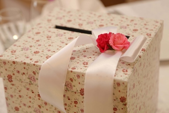 narozeniny, dárek, krabice, pás karet, růže, překvapení, hedvábí, design interiéru, romantika, uvnitř