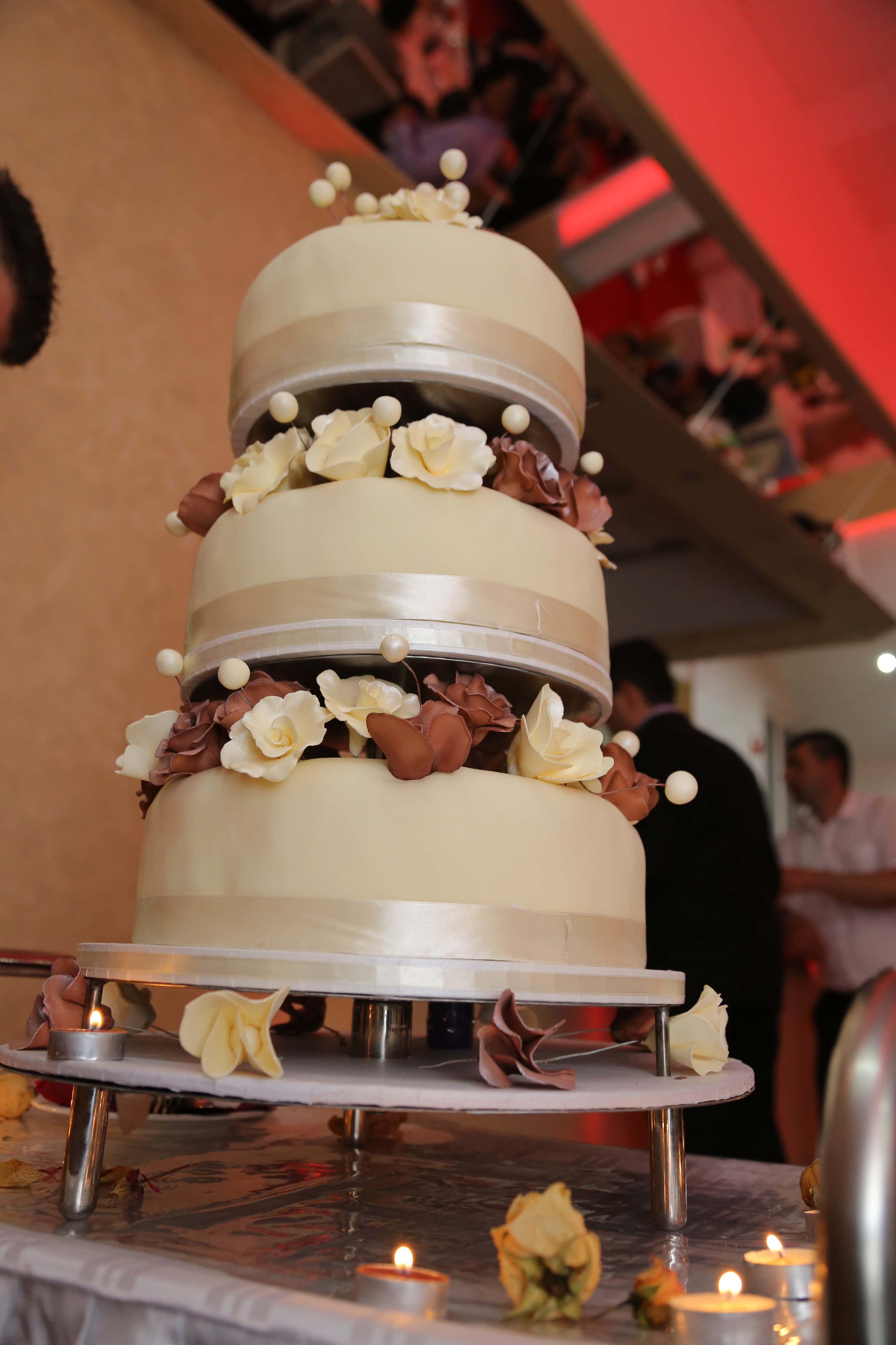 フリー写真画像 ディスコ バーテンダー ウエディング ケーキ 結婚式 ロマンス インテリア デザイン キャンドル 人々 お祝い チョコレート