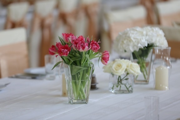 vela, vaso, castiçal, tulipas, área de refeições, toalha de mesa, cadeiras, decoração, arranjo, flor
