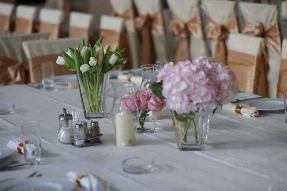 Tabelle, Kantine, Essbereich, Restaurant, Tischdecke, Besteck, Geschirr, Vase, Blumenstrauß, Empfang
