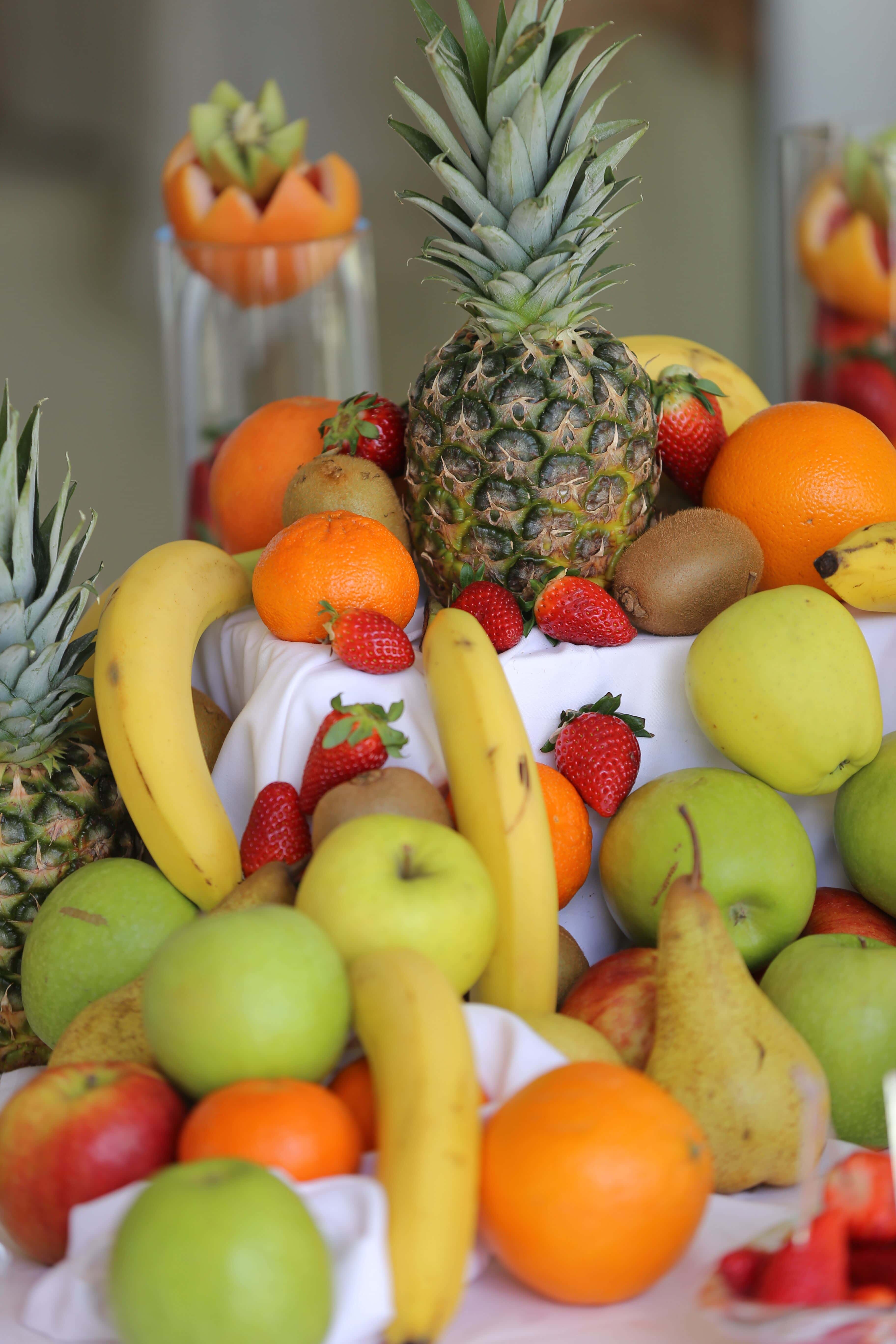 Présentations des fruits : pommes, poires, bananes, raisins, fraises,  ananas, etc.