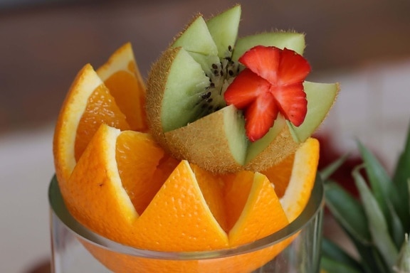 φράουλα, ακτινίδιο, φλούδα πορτοκαλιού, κοκτέιλ, κοκτέιλ φρούτων, χυμός φρούτων, γαρνιτούρα, εσπεριδοειδή, πορτοκαλί, φρούτα