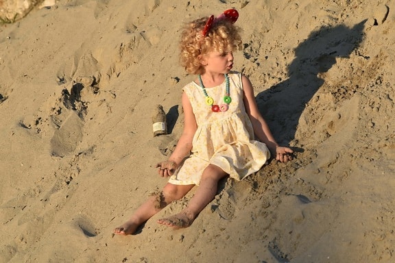 όμορφο κορίτσι, παιχνιδιάρικο, Άμμος, φόρεμα, χτένισμα, ξανθά μαλλιά, Μόδα, απόλαυση, χαρούμενα, ηλιοφάνεια