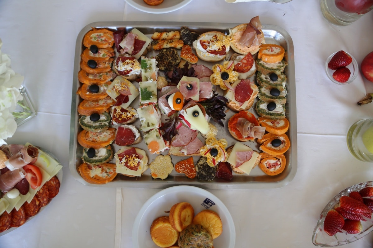 스낵, 테이블, 뷔페, 구워진된 상품, 해산물, 음식, 햄, 스시, 맛 있는, 딸기